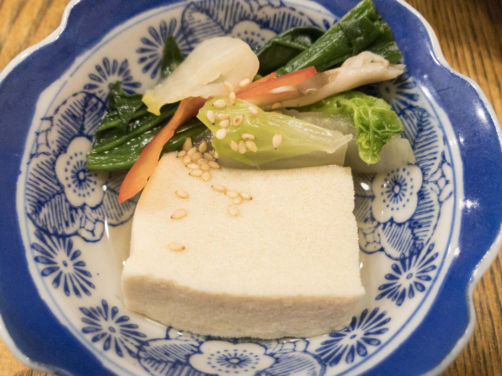 三七三のお通し（凍り豆腐と野菜の煮物）の写真