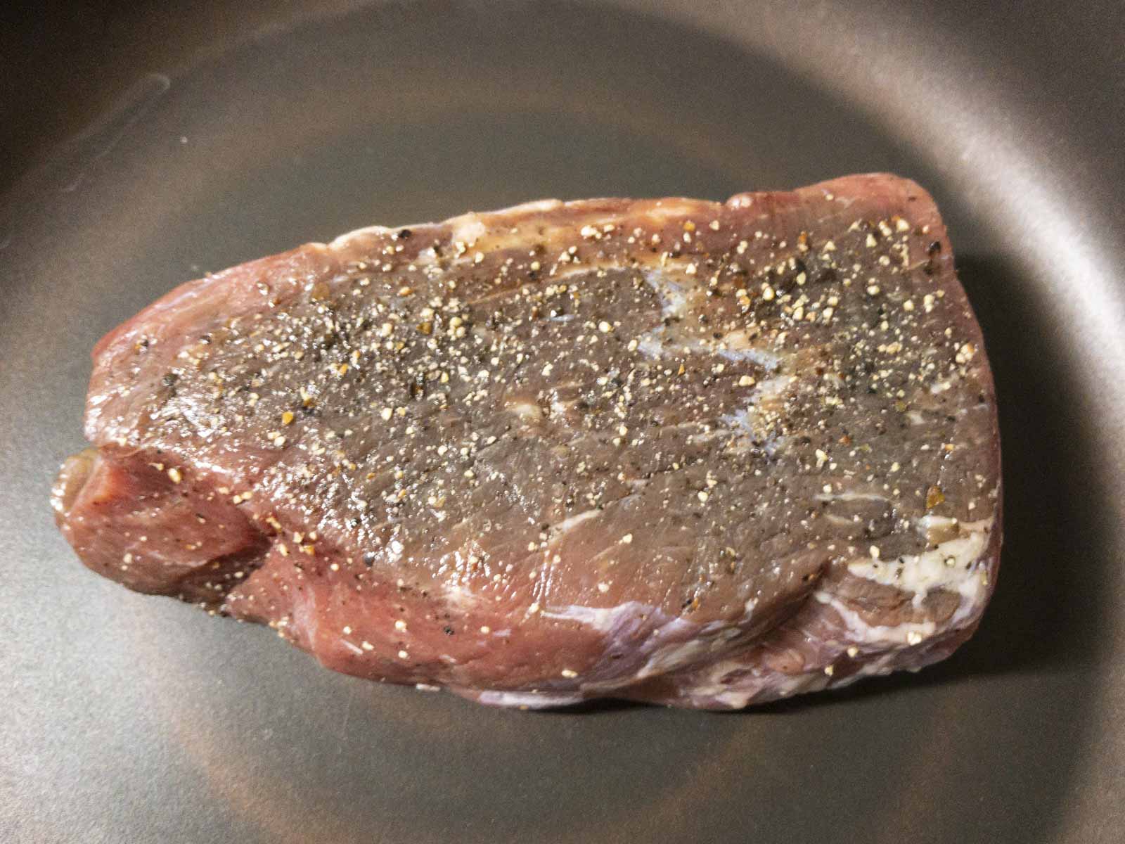 ローストビーフ用の牛肉の写真